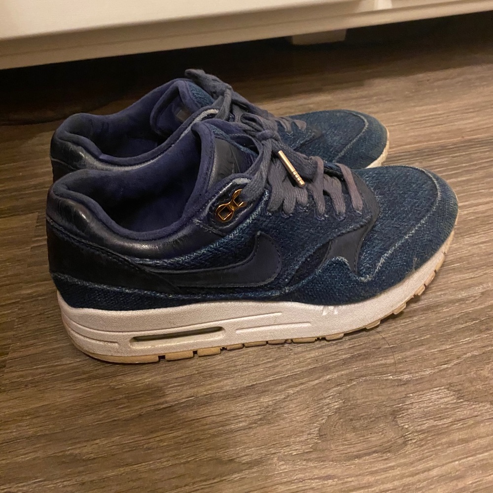 Navy Nike women’s sneakers